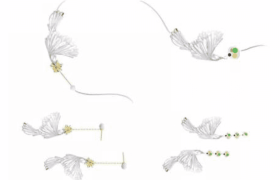 Delicado conjunto de joyas de plata con motivos de plumas y flores, compuesto por collar, pendientes y horquillas, adornado con pequeñas gemas verdes.