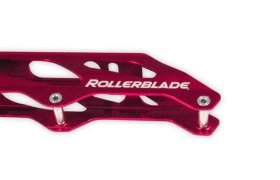 Primer plano de un marco de patines en línea rojo con la palabra "ROLLERBLADE" en texto blanco.