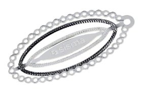 Un llavero metálico de forma ovalada con intrincados patrones recortados y la palabra "sisma" grabada en él.