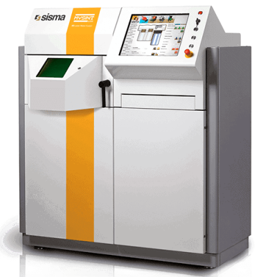 Impresora 3D de metal Sisma con panel de control y pantalla de visualización, presenta una franja vertical amarilla en el frontal.