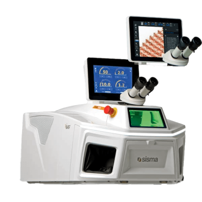 Máquina Sisma blanca con pantallas digitales, botones de control y oculares dobles, utilizada para tareas de precisión, posiblemente en un laboratorio o en un entorno industrial.