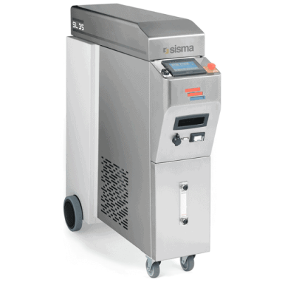 Máquina de grabado láser industrial con pantalla digital y botones de control, montada sobre ruedas. Marca "Sisma SL 35".