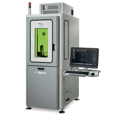 Una máquina de grabado láser gris con una ventana verde, una unidad de control y una interfaz de computadora en una plataforma montada lateralmente.