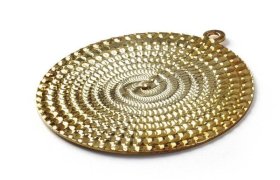 Un colgante circular de oro con un diseño texturizado en espiral y un pequeño lazo en la parte superior para sujetarlo.