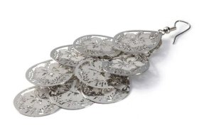 Pendiente colgante de plata con múltiples discos circulares superpuestos que presentan intrincados diseños florales recortados.