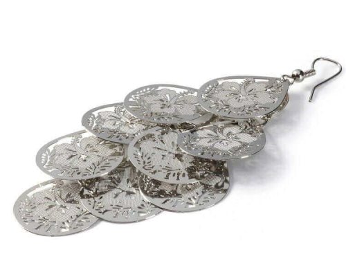 Pendiente plateado en forma de araña con discos metálicos redondos de filigrana en capas con motivos florales sobre fondo blanco.