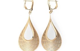 Par de pendientes de lágrima de oro con diseño texturizado intrincado y cierres de palanca.