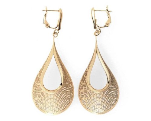 Par de pendientes de oro en forma de lágrima con motivo de malla y cierre de palanca.