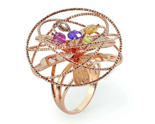 Anillo intrincado de oro rosa con un diseño complejo que presenta piedras preciosas multicolores y patrones circulares ornamentados.