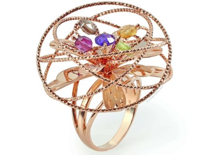 saldatura_jewelry_anello_006_courtesy Anillo de oro con un diseño intrincado que presenta varias piedras preciosas de colores colocadas dentro de un patrón circular abierto.