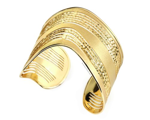 Pulsera de oro con diseño en la parte posterior abierta que presenta patrones texturizados paralelos y secciones suaves.
