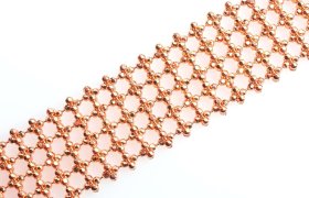 Pulsera de cadena de metal de color cobre con diseño enrejado sobre fondo blanco.