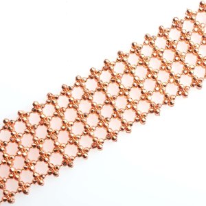 Pulsera de cadena de metal de color cobre con diseño enrejado sobre fondo blanco.