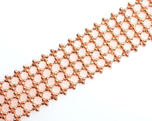 Pulsera de cadena de metal de color cobre con diseño enrejado sobre fondo blanco.