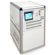 Una impresora 3D metálica con forma de caja y una pantalla digital en el panel frontal muestra los controles. Se ven el modelo "SL 300" y el nombre del fabricante "Sisma".
