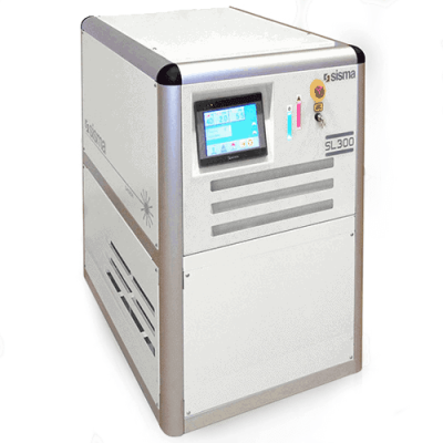 Una impresora 3D metálica con forma de caja y una pantalla digital en el panel frontal muestra los controles. Se ven el modelo "SL 300" y el nombre del fabricante "Sisma".