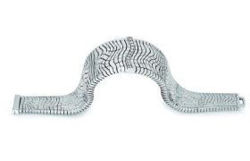 Pulsera de metal flexible y plateado con diseño ondulado tipo acordeón.