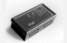 Caja eléctrica de plástico negra con la marca Italtronic y marcas reglamentarias en la parte superior.
