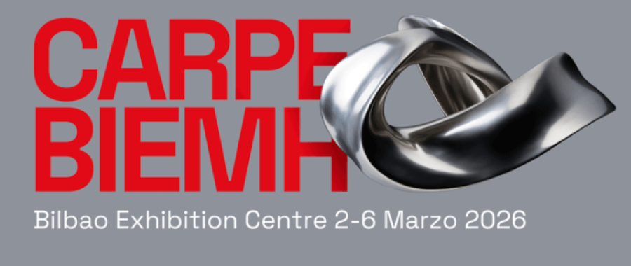 Fondo gris con un texto rojo en negrita que dice "CARPE BIEMH". Una escultura abstracta metálica se superpone al texto. Debajo, el texto en blanco dice "Bilbao Exhibition Centre 2-6 Marzo 2026". Inspirado en la innovación de la 31ª BIEMH 2022.