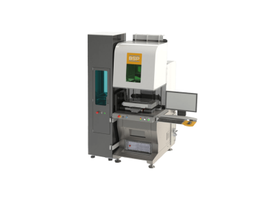 Máquina industrial automatizada BSP con panel de control, pantalla de visualización y zona de procesamiento cerrada, diseñada para tareas de fabricación o montaje sobre fondo gris claro.