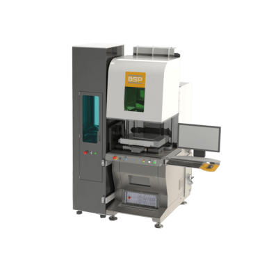 Máquina industrial automatizada BSP con panel de control, pantalla de visualización y zona de procesamiento cerrada, diseñada para tareas de fabricación o montaje sobre fondo gris claro.